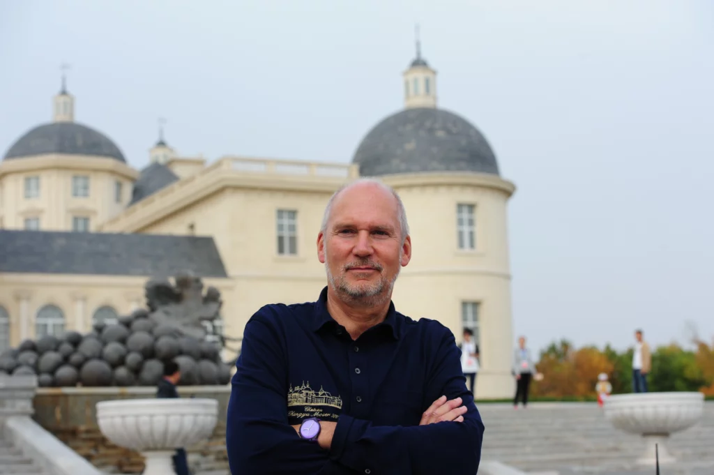 Lenz Moser vor dem Chateau Changyu